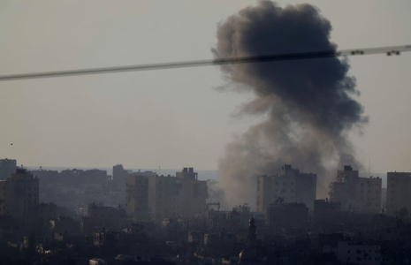 De la fumée s'élève après une frappe aérienne israélienne à Gaza, vue depuis le sud d'Israël