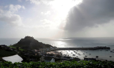 LONDRES ENVOIE DES PATROUILLES PRÈS DE JERSEY APRÈS LES MENACES DE PARIS