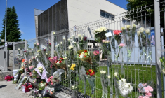 Des fleurs accrochées sur les grilles du collège Françoise-Dolto à Nogent, en Haute-Marne, après la mort d'une surveillante tuée par un élève, le 11 juin 2025 ( AFP / FRANCOIS NASCIMBENI )