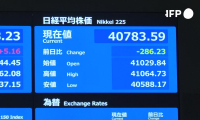 Images de la Bourse de Tokyo après l'annonce des nouveaux droits de douane par Trump