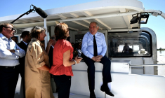 Le Premier ministre François Bayrou va prendre un bateau pour l'île d'Aix dans le cadre d'une visite au Conservatoire du Littoral pour marquer son 50e anniversaire, à Rochefort, le 7 août 2025 ( AFP / Philippe LOPEZ )