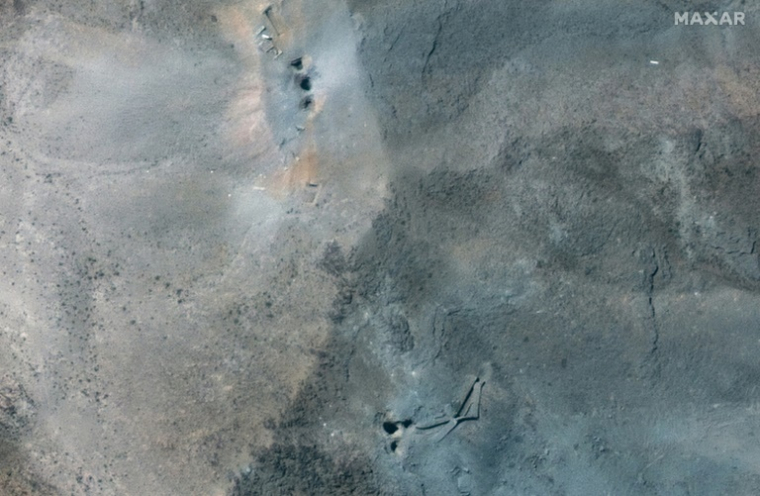 Cette image satellitaire fournie par Maxar Technologies et prise le 22 juin 2025 montre des cratères sur le site d'enrichissement d'uranium de Fordo, située au sud de Téhéran et ciblé par des frappes américaines ( Satellite image ©2025 Maxar Technologies / - )