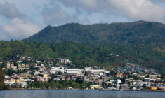 Vue de Mamoudzou, la capitale de Mayotte, le 21 avril 2025 ( AFP / Ludovic MARIN )