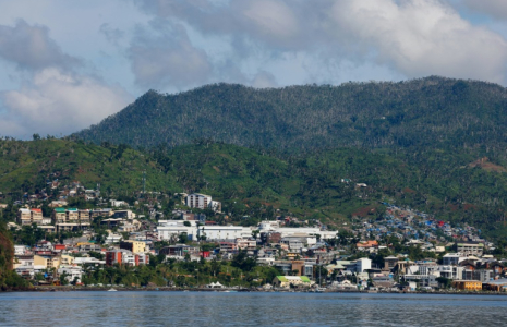 Vue de Mamoudzou, la capitale de Mayotte, le 21 avril 2025 ( AFP / Ludovic MARIN )