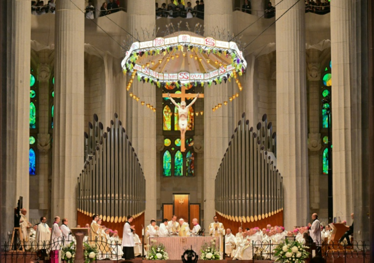 Le pape Léon XIV (c) préside une messe solennelle dans la basilique de la Sagrada Familia, le 10 juin 2026 à Barcelone, en Espagne ( AFP / Stefano RELLANDINI )
