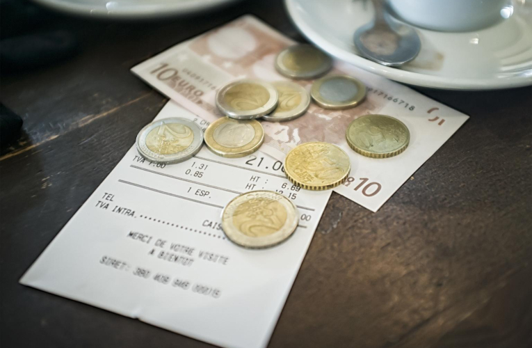 Nos astuces pour voir réduire votre addition au restaurant. ( crédit photo : Getty Images )