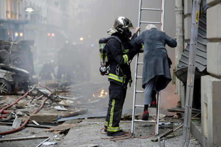 Une habitante évacuée de chez elle après l'explosion au gaz de la rue de Trévise, le 12 janvier 2019 à Paris ( AFP / Thomas SAMSON )