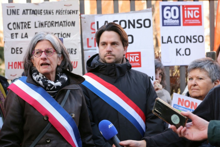La maire de Malakoff Jacqueline Belhomme (à gauche) et le député La France insoumise (LFI) Aurélien Saintoul s'expriment contre la liquidation de l'Institut national de la consommation (INC), organisme public qui édite le magazine 60 Millions de consommateurs, le 2 février 2026 lors d'une manifestation à Malakoff, près de Paris ( AFP / Thomas SAMSON )