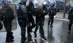 Un homme arrêté par la police à Paris lors de heurts ayant éclaté à la fin de la manifestation contre la vie chère le 24 octobre 2026 ( AFP / Dimitar DILKOFF )
