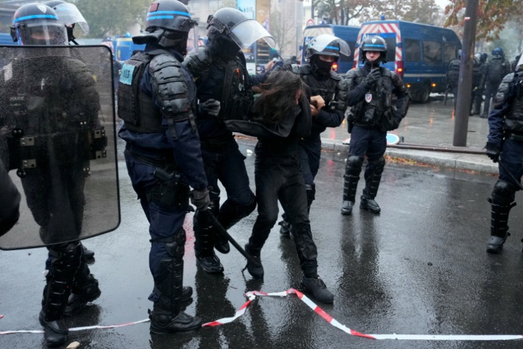 Un homme arrêté par la police à Paris lors de heurts ayant éclaté à la fin de la manifestation contre la vie chère le 24 octobre 2026 ( AFP / Dimitar DILKOFF )