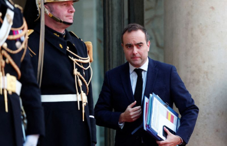 Le président français Macron rencontre l'émir du Qatar Al Thani à Paris