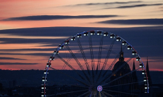 La grande roue installée dans le jardin des Tuileries à Paris, le 22 novembre 2023.  ( AFP / STEFANO RELLANDINI )