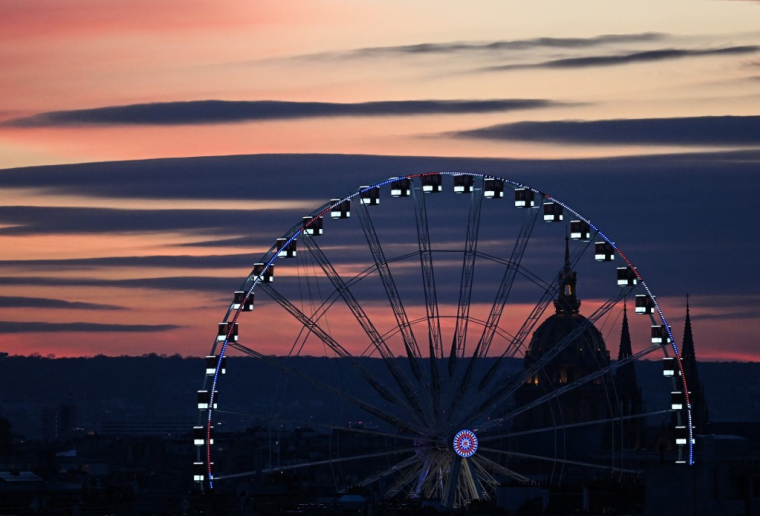 La grande roue installée dans le jardin des Tuileries à Paris, le 22 novembre 2023.  ( AFP / STEFANO RELLANDINI )