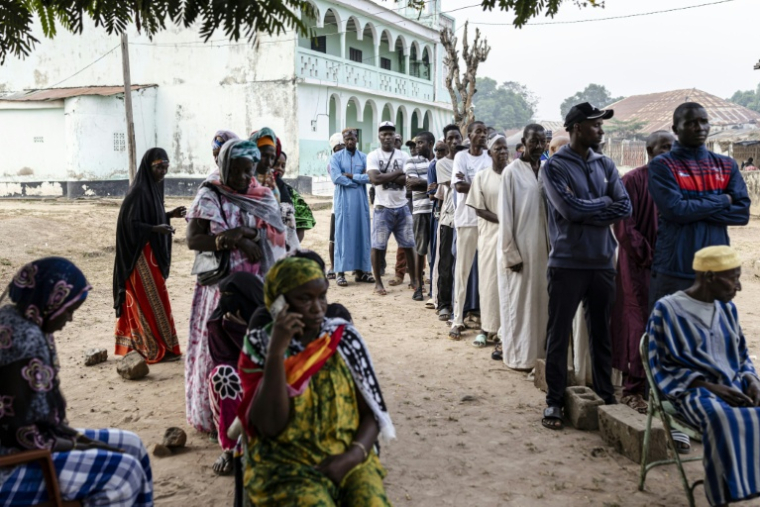 Des électeurs font la queue devant un bureau de vote de Gabu, dans l'est de la Guinée Bissau, à l'occasion des élections présidentielle et législatives le 23 novembre 2025 ( AFP / PATRICK MEINHARDT )