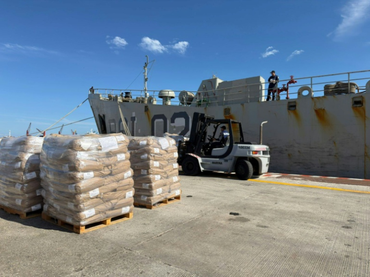 Cette photo diffusée par le service de presse du ministère des Affaires étrangères du Mexique montre des marins chargeant de l’aide humanitaire à bord de l’un des deux navires transportant de l’aide vers Cuba, qui doivent partir du port de Veracruz, dans l’État de Veracruz, au Mexique, le 8 février 2026 ( FOREIGN MINISTRY OF MEXICO / Handout (Jitendra Raj Bajracharya/ ICIMOD) )