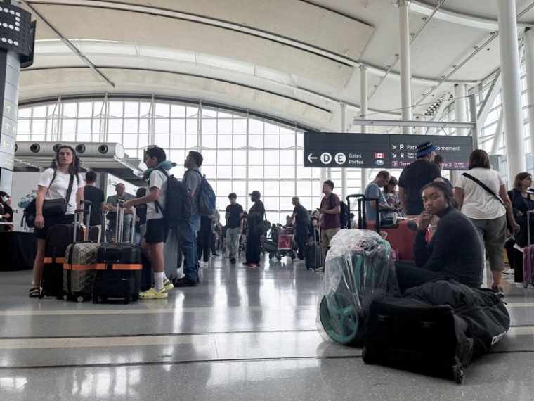 Des voyageurs à l'aéroport international Pearson de Toronto