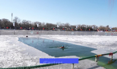 Chine: les baigneurs bravent les eaux glaciales à Pékin