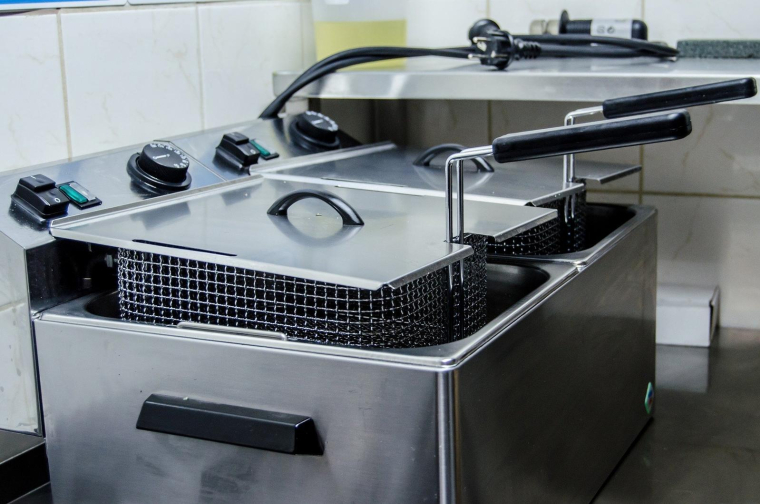 Des automobilistes récupèrent l'huile de friture dans les restaurants pour remplir leur réservoir. (illustration) (jarmoluk / Pixabay)