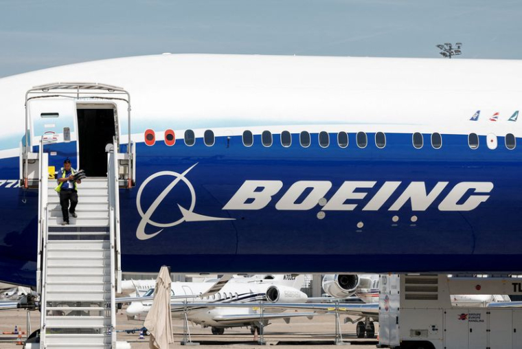 Un logo Boeing est visible sur un avion 777-9 à l'aéroport du Bourget, près de Paris