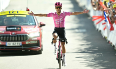 L'Équatorien Richard Carapaz célèbre sa victoire en solitaire lors de la 18e étape du Tour de France le 23 juillet 2026 à Orcières-Merlette ( AFP / Loic VENANCE )