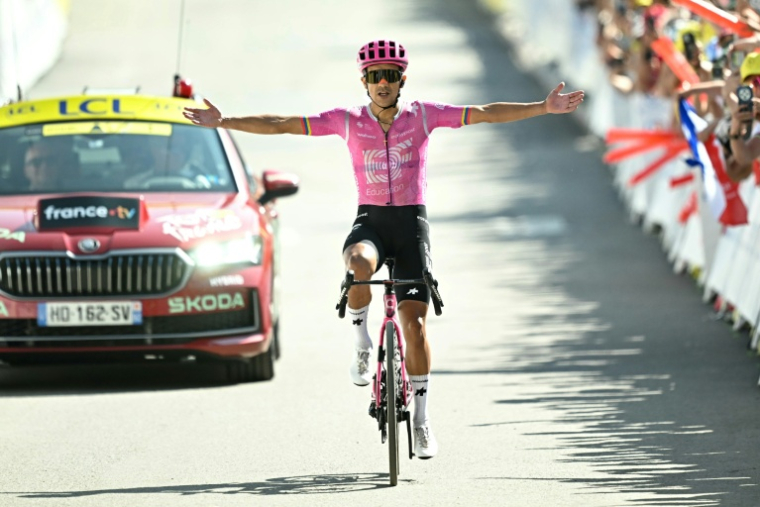 L'Équatorien Richard Carapaz célèbre sa victoire en solitaire lors de la 18e étape du Tour de France le 23 juillet 2026 à Orcières-Merlette ( AFP / Loic VENANCE )