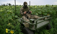 Un soldat ukrainien fait une démonstration de robot piloté à distance permettant d'évacuer des soldats blessés du front, dans l'est de l'Ukraine, le 11 août 2025 ( AFP / Genya SAVILOV )