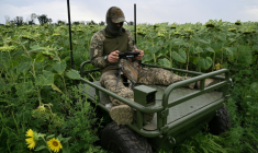 Un soldat ukrainien fait une démonstration de robot piloté à distance permettant d'évacuer des soldats blessés du front, dans l'est de l'Ukraine, le 11 août 2025 ( AFP / Genya SAVILOV )