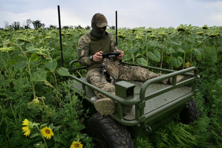 Un soldat ukrainien fait une démonstration de robot piloté à distance permettant d'évacuer des soldats blessés du front, dans l'est de l'Ukraine, le 11 août 2025 ( AFP / Genya SAVILOV )