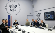 Le président Emmanuel Macron (c) lors d'une réunion en vidéoconférence de la "Coalition des volontaires" sur l'Ukraine, le 24 février 2026 à l'Elysée, à Paris ( POOL / Sarah Meyssonnier )