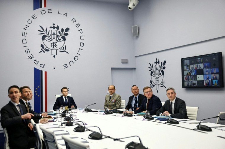 Le président Emmanuel Macron (c) lors d'une réunion en vidéoconférence de la "Coalition des volontaires" sur l'Ukraine, le 24 février 2026 à l'Elysée, à Paris ( POOL / Sarah Meyssonnier )