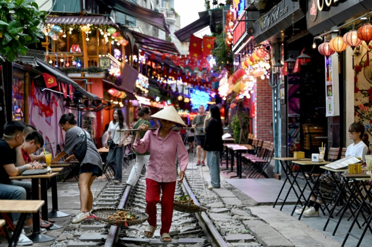 Vue de la célèbre et touristique "rue du train" à Hanoi, le 18 août 2025 ( AFP / Nhac NGUYEN )