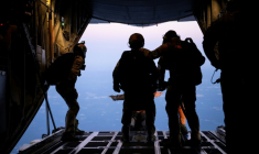 Des membres du GIGN à l'entraînement au saut de grande hauteur près d'Orléans, le 23 juin 2025 ( AFP / JULIEN DE ROSA )