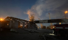 L'une des infrastructures portuaires ukrainiennes sur le Dannube endommagées, le 2 août. ( UKRAINIAN EMERGENCY SERVICE / HANDOUT )