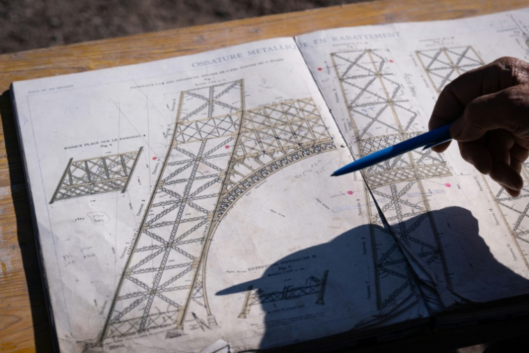 L'entrepreneur alsacien Jean-Claude Fassler montre les plans de sa réplique à l'échelle 1/10e de la tour Eiffel, haute de 31 mètres, le 26 août 2025 à Sainte-Croix-aux-Mines, dans le Haut-Rhin ( AFP / SEBASTIEN BOZON )