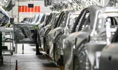 Un employé inspecte une voiture électrique dans une usine Zeekr sur l'île de Meishan à Ningbo, dans la province chinoise du Zhejiang, le 18 avril 2025 ( AFP / HECTOR RETAMAL )