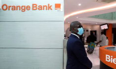Un homme se tient à l'intérieur du premier bâtiment des services Orange Bank de l'opérateur mobile français Orange à Abidjan