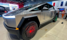 Le nouveau Cybertruck de Tesla exposé dans un magasin Tesla à San Diego