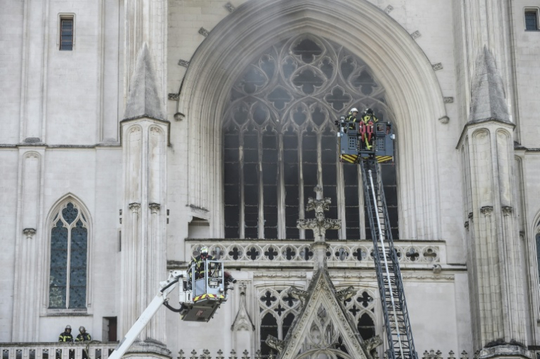 La cathédrale Saint-Pierre-et-Saint-Paul incendiée à Nantes le 18 juillet 2020 ( AFP / Sebastien SALOM-GOMIS )