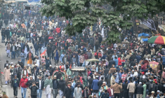 La foule arrive aux funérailles nationales de l'ancienne Première ministre du Bangladesh Khaleda Zia, le 31 décembre 2025 à Dacca ( AFP / Munir UZ ZAMAN )
