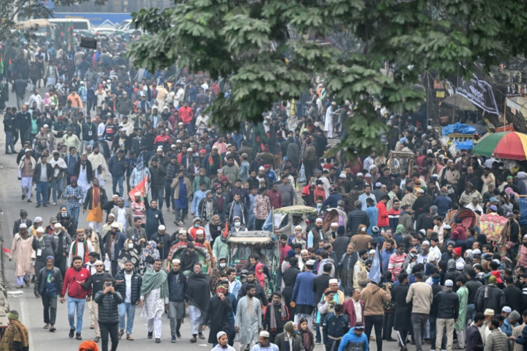 La foule arrive aux funérailles nationales de l'ancienne Première ministre du Bangladesh Khaleda Zia, le 31 décembre 2025 à Dacca ( AFP / Munir UZ ZAMAN )