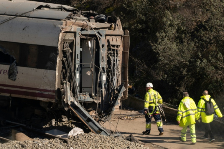 Des équipes de secours sur le site d'une collision de trains à grande vitesse, à Adamuz, dans le sud de l'Espagne, le 20 janvier 2026 ( AFP / JORGE GUERRERO )