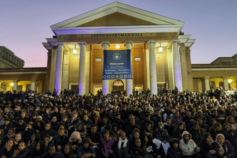 Des étudiants participent à une veillée sur le campus de l'université du Cap, en Afrique du Sud, le 18 septembre 2026, pour dénoncer la récente série de meurtres de femmes dans le pays  ( AFP / Saawmiet MOOS )