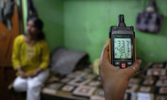Un hygromètre utilisé pour surveiller le taux d'humidité dans le logement de Durga Devi, à New Delhi, le 22 juin 2026 ( AFP / SAJJAD HUSSAIN )