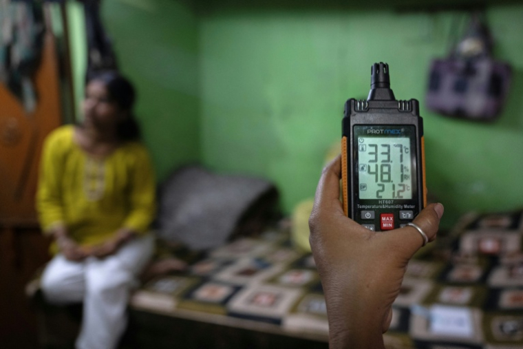 Un hygromètre utilisé pour surveiller le taux d'humidité dans le logement de Durga Devi, à New Delhi, le 22 juin 2026 ( AFP / SAJJAD HUSSAIN )
