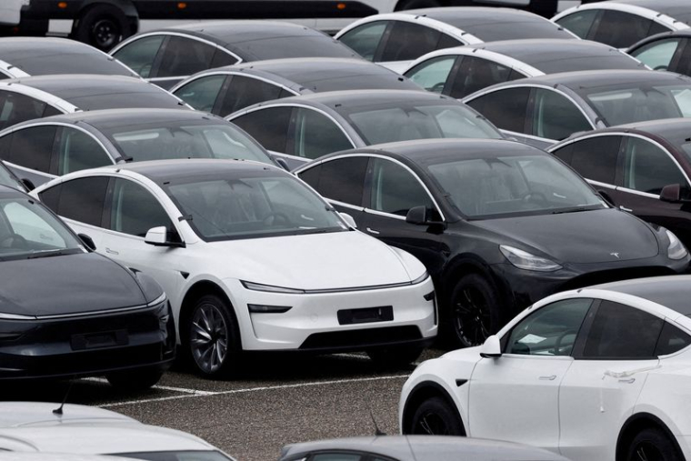 PHOTO DE DOSSIER : Des véhicules électriques Tesla sont photographiés dans l'un des centres de livraison de l'entreprise à Valenton, près de Paris