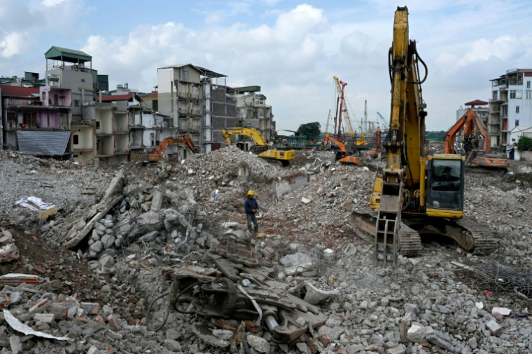 Des immeubles d'habitation démolis dans le cadre de grands travaux décidés par les autorités pour la capitale vietnamienne Hanoï, le 20 mai 2026 ( AFP / Nhac NGUYEN )