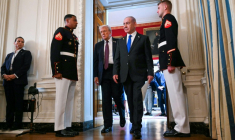 Le président américain Donald Trump accueille le Premier ministre israélien Benjamin Netanyahu à la Maison Blanche à Washington, le 29 septembre 2025 ( AFP / Jim WATSON )