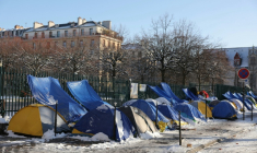 Des tentes de jeunes migrants près du Pont-Marie, dans le coeur historique de Paris enneigé, le 6 janvier 2026  ( AFP / Thomas SAMSON )