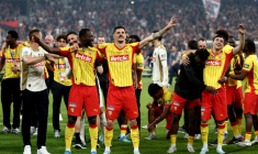 Les Lensois vainqueurs des Niçois en finale de la Coupe de France, le 22 mai 2026 au Stade de France ( AFP / FRANCK FIFE )