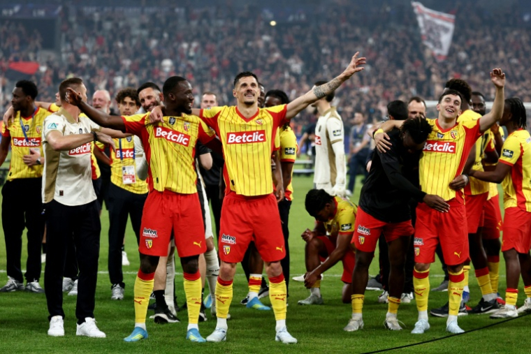Les Lensois vainqueurs des Niçois en finale de la Coupe de France, le 22 mai 2026 au Stade de France ( AFP / FRANCK FIFE )